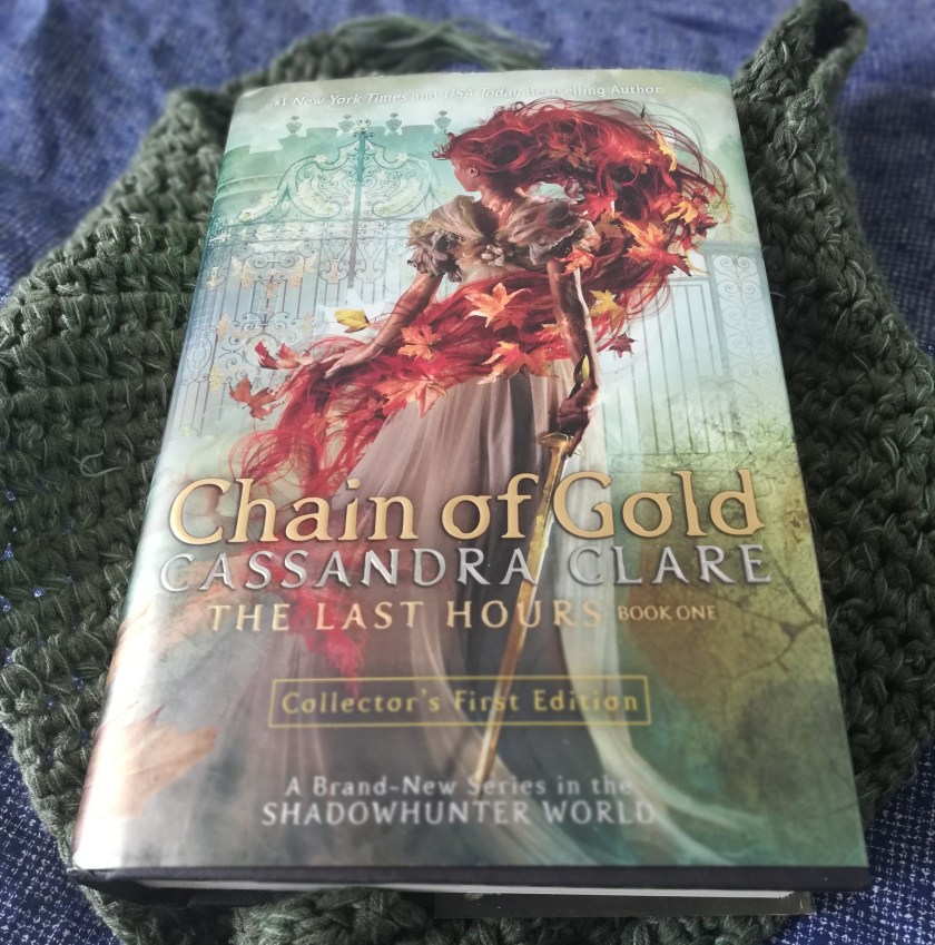 book-eachpage-chain-gold